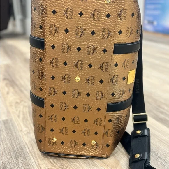 Luxury Metallic Gold and Black Weekender Bag - Picture 5 of 12